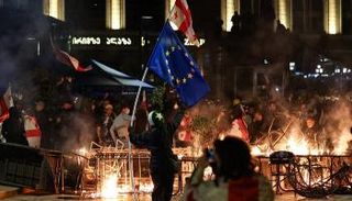 مواجهات بين الشرطة ومحتجين أمام القصر الرئاسي في تبليسي