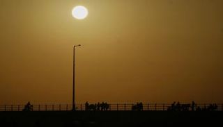 نازحون فلسطينيون يفرون من شمال غزة حاملين أمتعتهم على طول الطريق الساحلي 