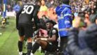 سيجارة إلكترونية وزجاجة طائشة.. أحدث تحقيقات الدوري الإنجليزي (فيديو)