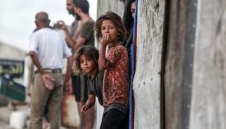 طفلتان فلسطينيتان في مخيم للنازحين بدير البلح.