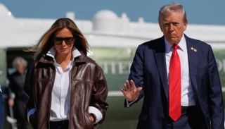 ترامب وميلانيا لدى وصولهما إلى فرجينيا