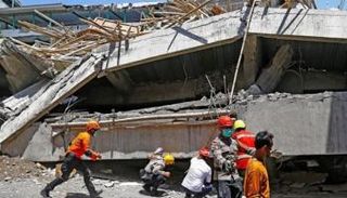 انهيار مبنى مدرسة في إندونيسيا