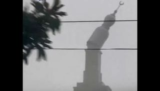 رياح عاتية تطيح بمئذنة مسجد في إندونيسيا