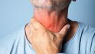 «شفرة حلاقة» في الحلق.. كيف تميز السلالات الجديدة من كورونا؟