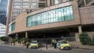 استنفار أمني بريطاني كبير.. حقيقة حريق فندق للمهاجرين في لندن