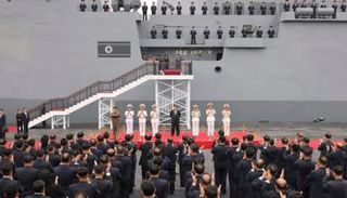 كيم يتفقد المدمرة الجديدة