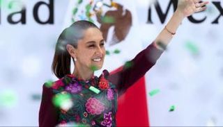 رئيسة المكسيك تحتفل بعام في المنصب