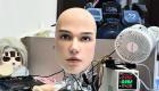 واقعي لدرجة مرعبة.. روبوت بملامح بشرية يُخيف مَن يراه