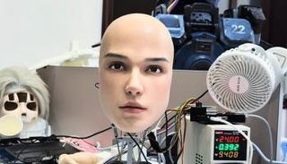 روبوت بملامح بشرية يُخيف من يراه