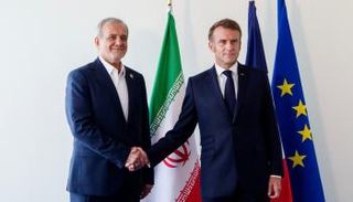 الرئيسان الفرنسي إيمانويل ماكرون والإيراني مسعود بزشكيان