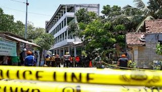 ضحايا انهيار مدرسة في إندونيسيا