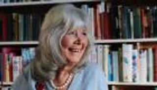 وفاة الكاتبة البريطانية جيلي كوبر.. أيقونة الأدب الشعبي في الثمانينيات