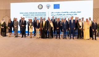 صورة تذكارية للمشاركين في المنتدى رفيع المستوى حول الأمن بين دول الخليج وأوروبا