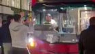 طرد سائق حافلة من عمله بسبب قميص ليفربول (فيديو)