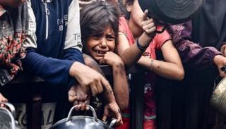 أطفال جوعى يتزاحمون على وجبات طعام في غزة