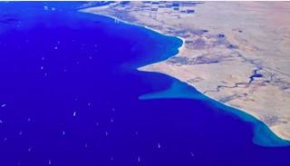 سفن بانتظار العبور من قناة السويس