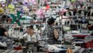 صادرات الملابس الصينية تغير مسارها نحو أوروبا وسط القيود الأمريكية