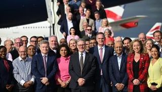 ستارمر والوفد المرافق قبل التوجه للهند