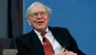 وارن بافيت يثبت أنه لا يزال «أذكى صانع للصفقات» حتى مع تخطيه 95 عاما 