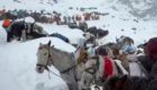 عقب عاصفة ثلجية.. تفاصيل إنقاذ 580 متنزها عالقين عند سفح جبل إيفرست بالتيبت