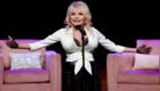 شقيقتها تطلب الدعاء.. القلق يزداد بشأن الحالة الصحية لدوللي بارتون بعد تأجيل حفلاتها