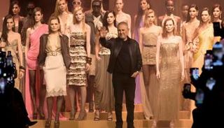 عرض مجموعة إيلي صعب في أسبوع باريس للموضة