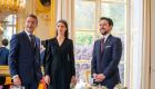 الأميرة رجوة تتألق بإطلالة سوداء كلاسيكية في فرنسا