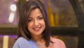 ملقاه على سرير بالمستشفى.. تفاصيل مرض منى فاروق المفاجئ