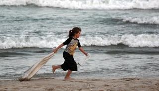 طفلة نازحة على شاطئ غزة