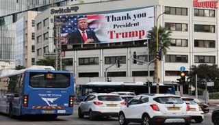 لافتة في ساحة بتل أبيب تشكر ترامب على الوساطة في اتفاق غزة