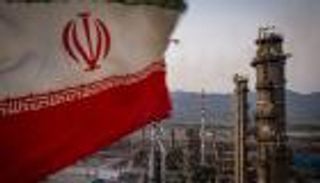 أمريكا تحاصر ذهب إيران الأسود.. عقوبات على 100 فرد وكيان وسفينة