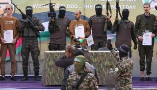 جانب من عمليات سابقة لتسليم رهائن في غزة