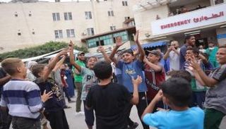 أطفال غزة يحتلفون بانتهاء الحرب