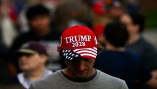 رجل يرتدي قبعة 