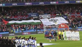 علم فلسطين في مدرجات ملعب أوليفال في أوسلو