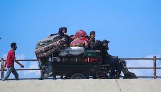 نازحون يسلكون طريق الرشيد نحو مدينة غزة