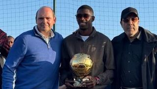 ديمبيلي يقدم الكرة الذهبية في نادي إيفرو