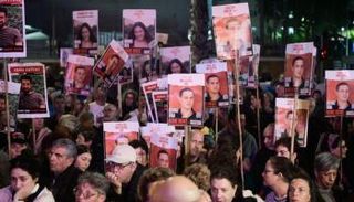 ماهرة سابقة في إسرائيل ترفع صورة الرهائن في غزة