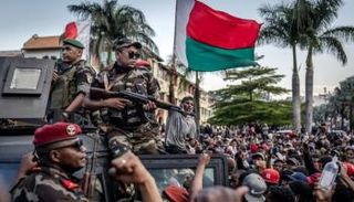 قوات من الجيش في مدغشقر تنظم للمحتجين