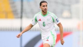 زروقي لاعب منتخب الجزائر