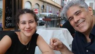 مريم أبو زهرة رفقة والدها 