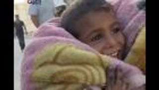 طفل فلسطيني يسير حافيا من جنوب غزة إلى شمالها.. رحلة الوجع والأمل