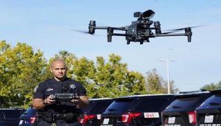 شرطي أمريكي يتحكم في مسيرة