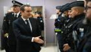 حكومة لوكورنو الثانية.. جسر لعبور الأزمة السياسية بفرنسا