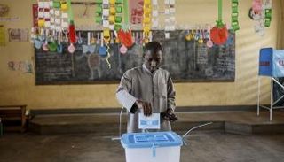 ناخب كاميروني يدلي بصوته