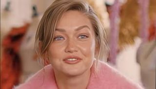 عارضة الأزياء الأمريكية جيجي حديد