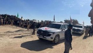 سيارات الصليب الأحمر خلال عملية سابقة لتسلم الرهائن