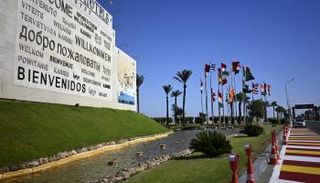 أعلام ترفرف أمام القاعة التي ستشهد قمة شرم الشيخ