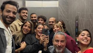 هادي الباجوري مع عدد من الفنانين وخطيبته