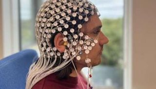 الباحث كريستيان جنسن يرتدي سماعة الرأس عالية الكثافة لمشروع LDAEP